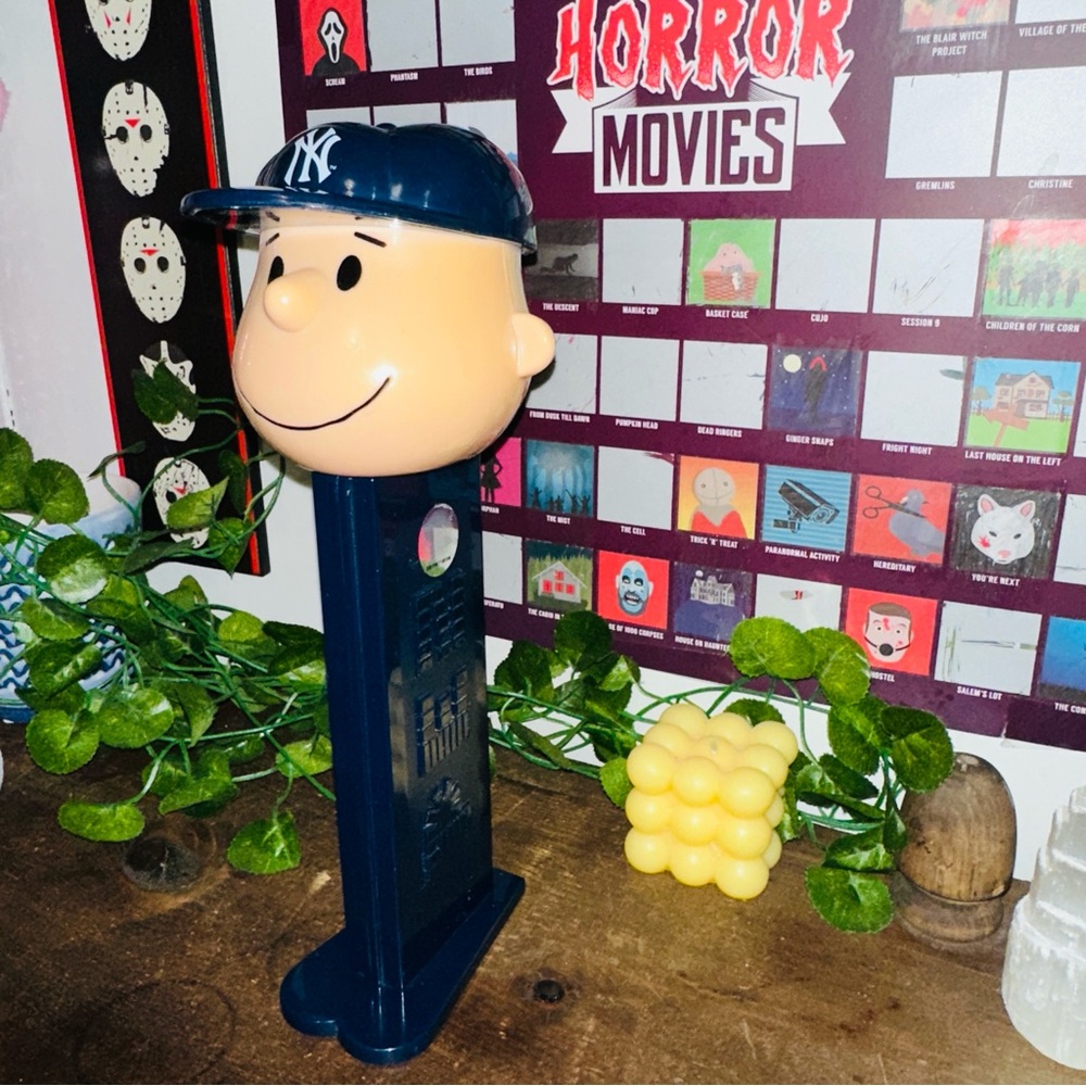 MLB Peanuts Charlie Brown New York Yankees Baseball Jumbo Pez Dispenser - Picture 2 of 9